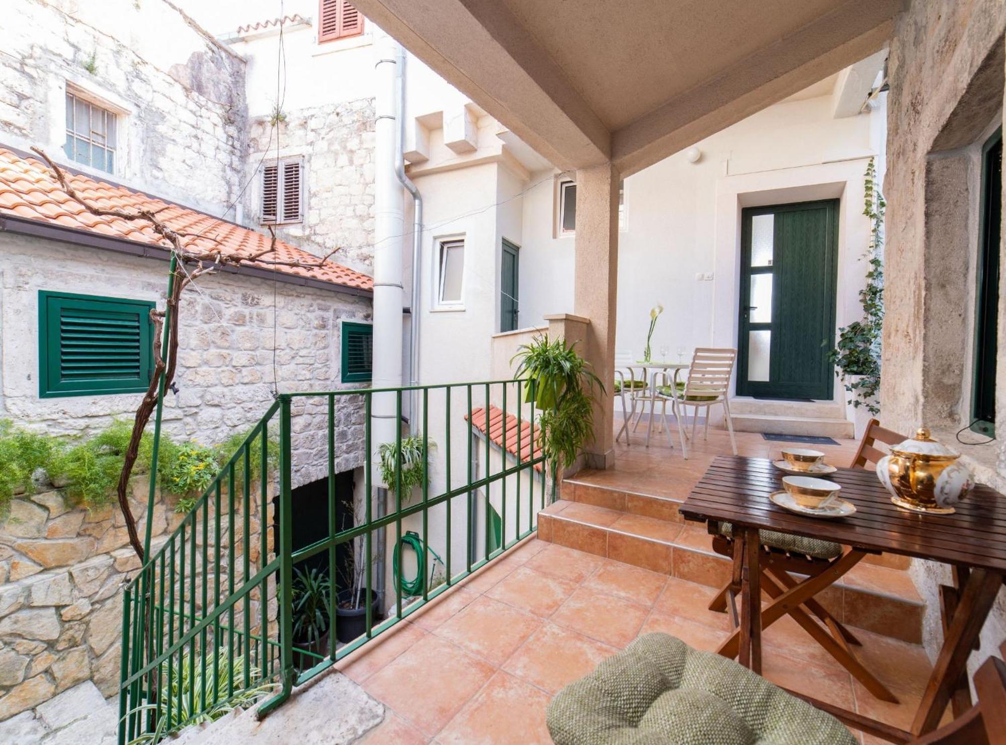 Seafront Villa With Furnished Sun Terrace, Close To The Beach Kaštela 외부 사진