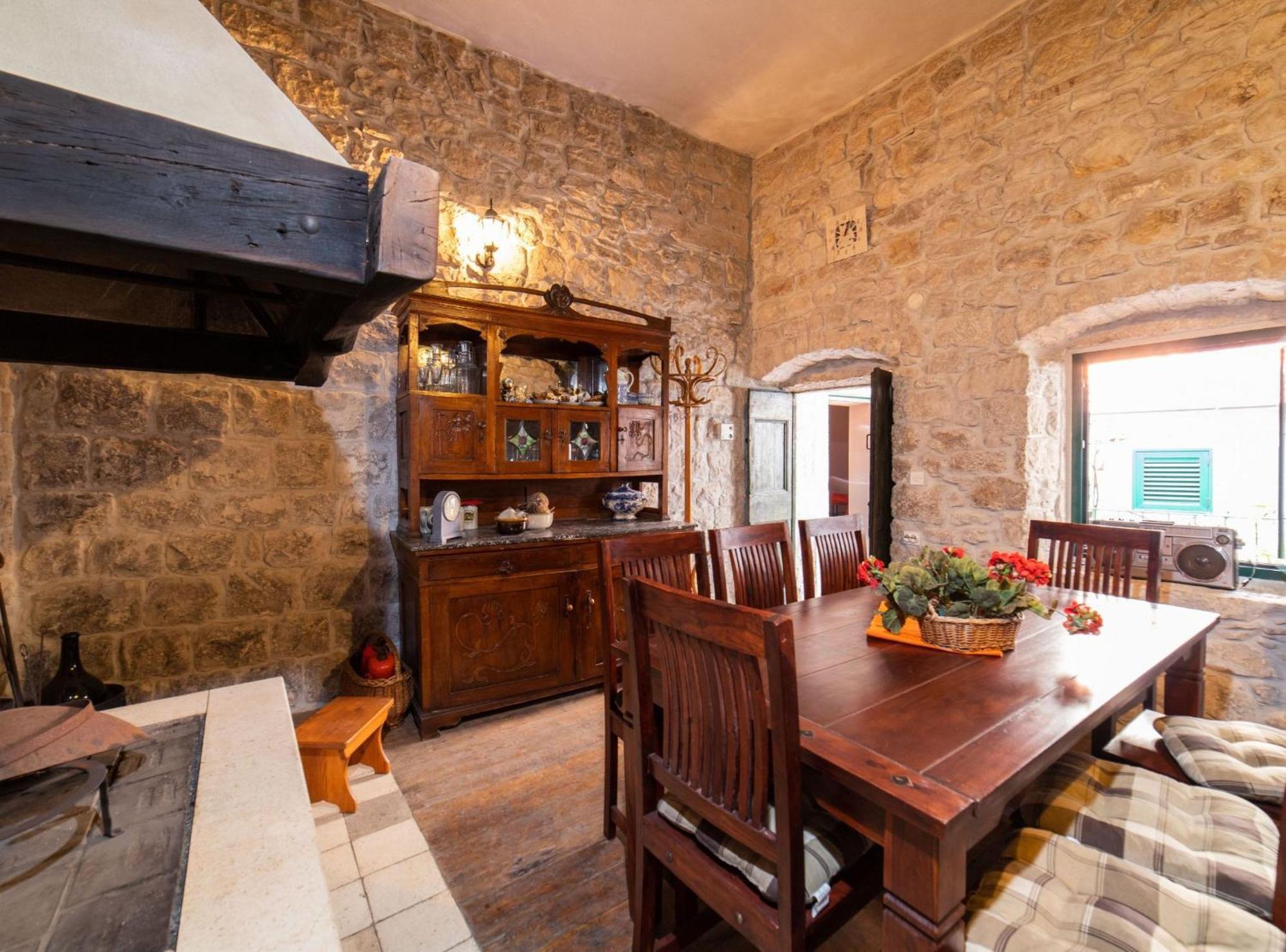 Seafront Villa With Furnished Sun Terrace, Close To The Beach Kaštela 외부 사진